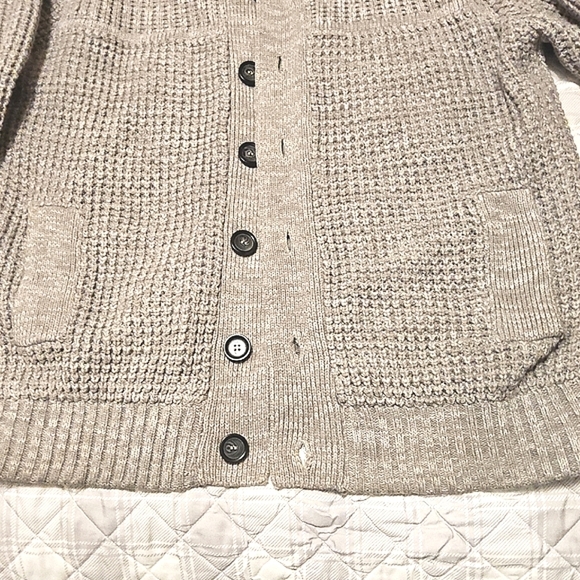Gray Crewneck Sweater with Ribbed Knit Pattern and High Collar - Picture 2 of 4